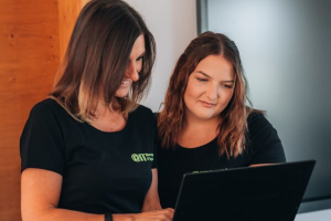 Bild wo zwei personen ein erstgesrpcäch führen